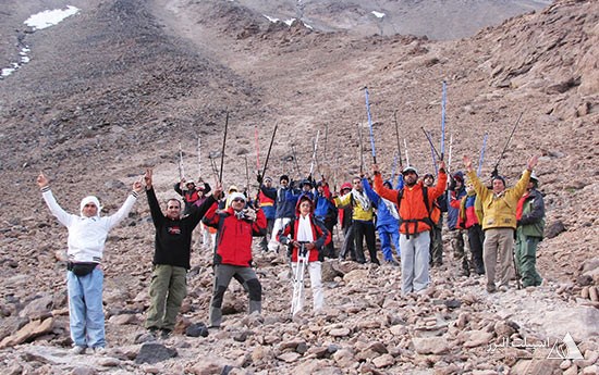 هم‌نوردان باانگیزه اسپیلت البرز در مسیر صعود به قله دماوند