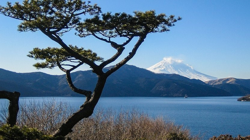 نمایی از کوه فوجی و دریاچه‌ی آشینوکو از باغ قصر منزوی هاکونه