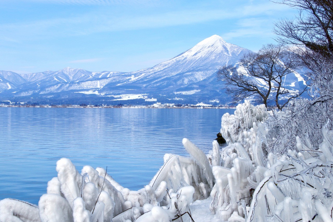 دریاچه‌ی ایناواشیرو و کوه باندای در زمستان