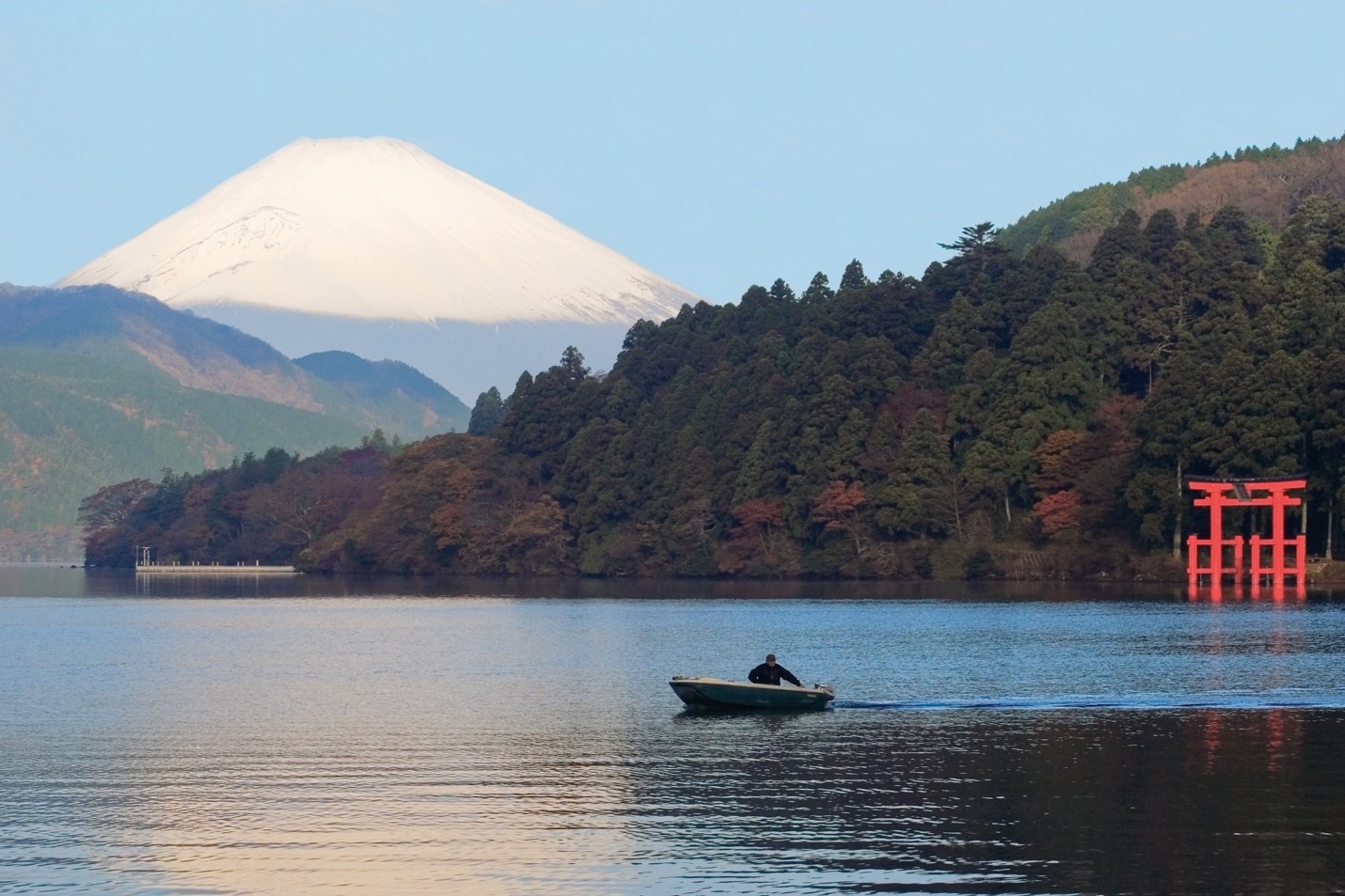 نمایی از کوه فوجی و دروازه‌های توری معبد هاکونه جینجا بر دریاچه‌ی آشینوکو
