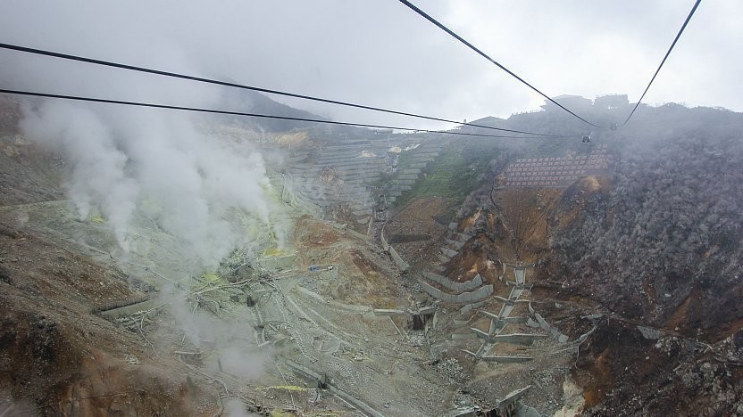 چشم‌اندازی زیبا به معدن استخراج سولفور در مسیر تله‌کابین هاکونه در ژاپن