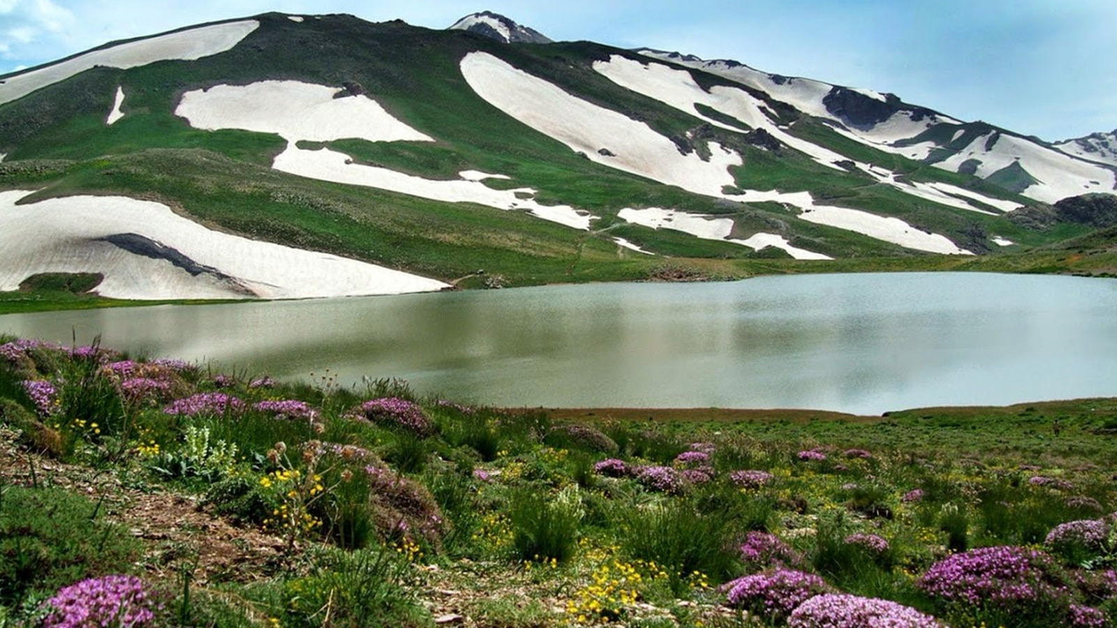 دریاچه کوهستانی دالامپر در مرز سه کشور(ایران و ترکیه و عراق)