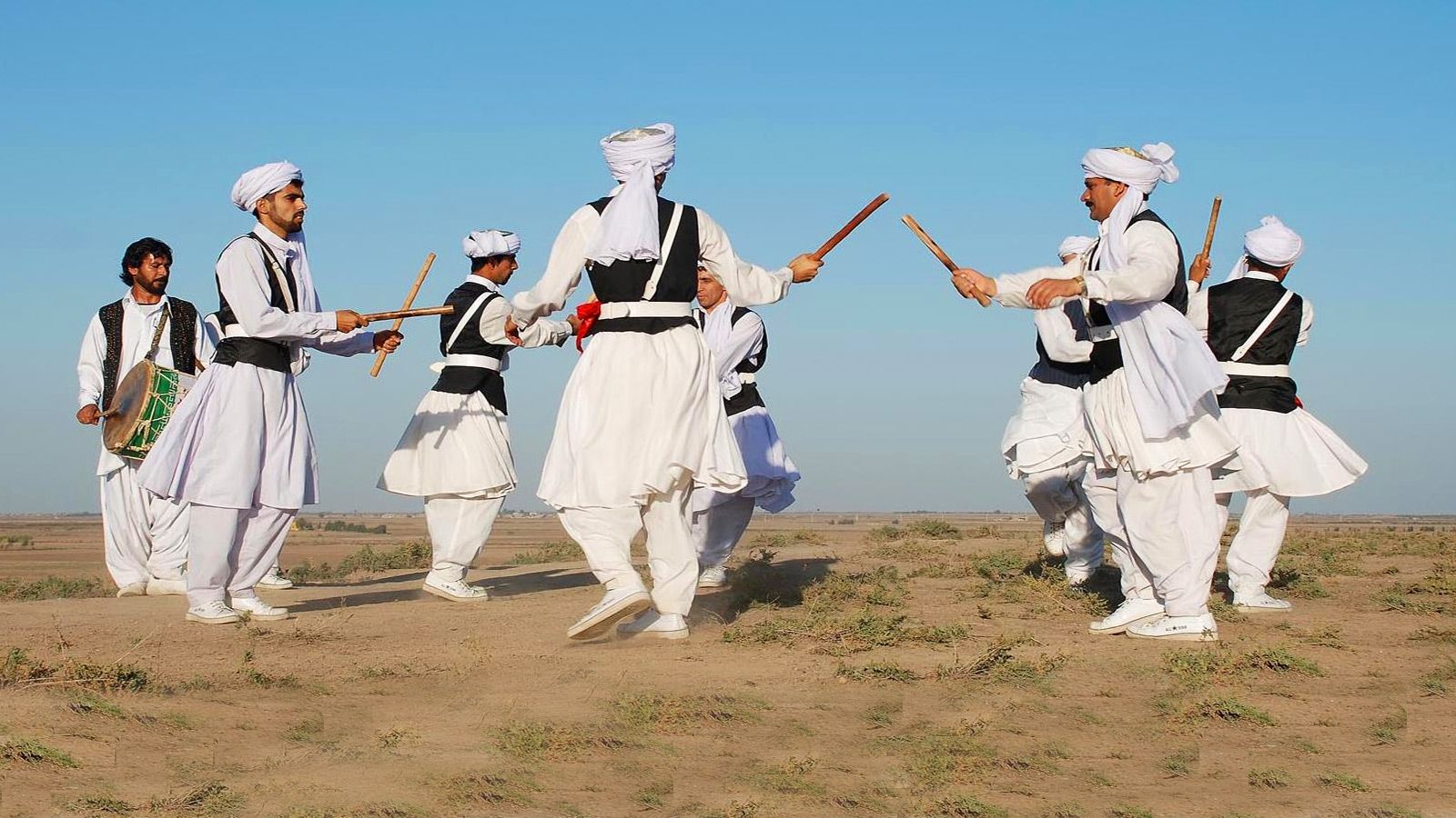 رقصی چنین میانه میدانم
