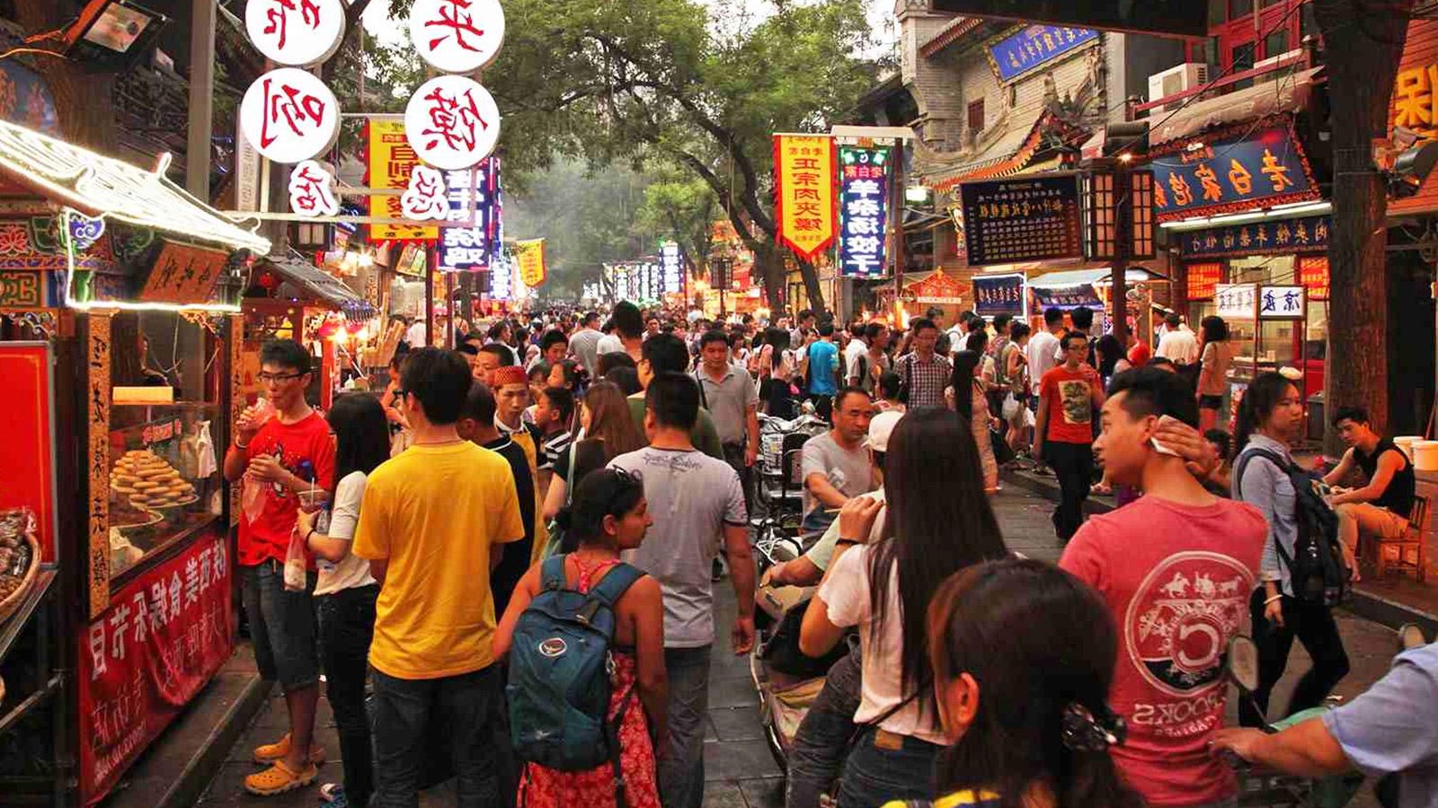 خیابان وانگ فو جینگ یکی از دیدنی ترین مراکز خرید پکن