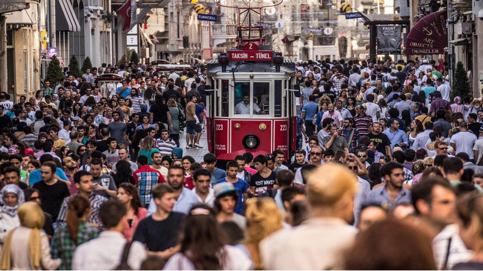 استانبول، یک روز در خیابان استقلال
