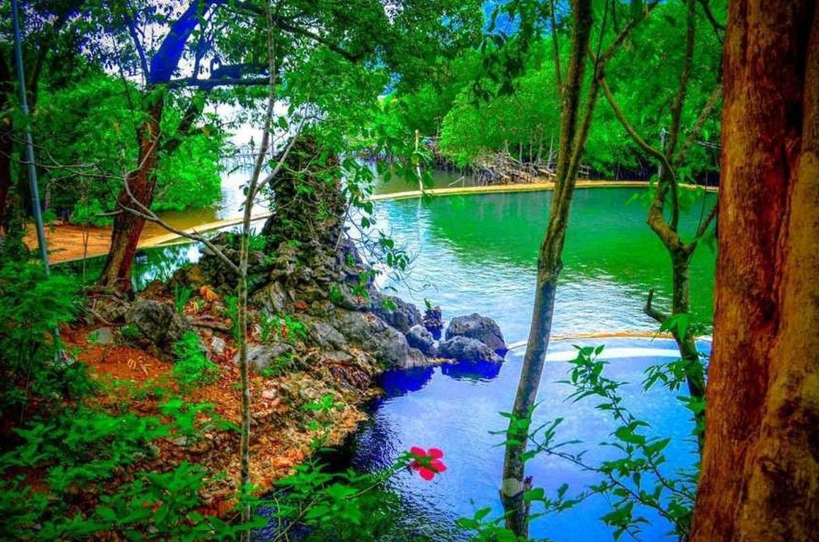 چشمه آب گرم ماکوئینیت در در جزیره‌ی کرون فیلیپین